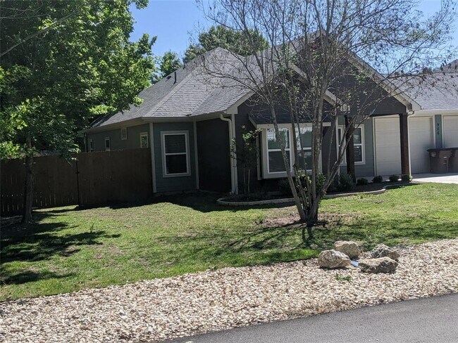 Building Photo - 906 Kate St