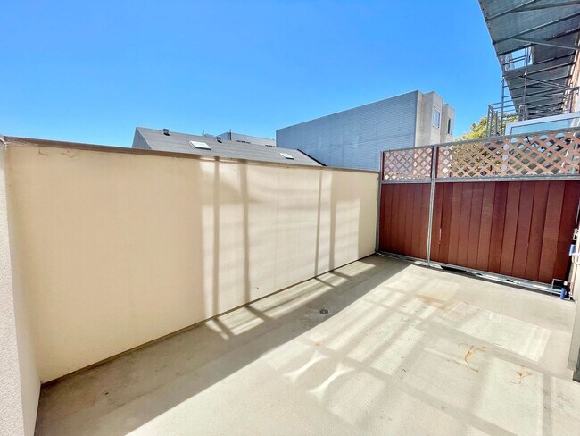 Building Photo - 1,600 sqft 2-Level SOMA 1BD+2 Bonus Rooms+ 1.5BA Loft! 2 Car Pkg! Laundry! Balcony! -PROGRESSIVE