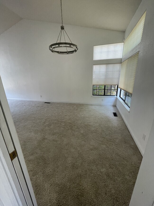 Building Photo - 7216 Roxanne Ln