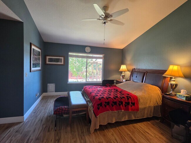 Building Photo - Northwest 4 bedroom, 2 bath with AMAZING Views