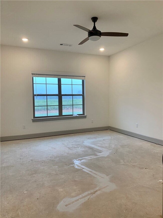 Building Photo - 1036 Parker Ln
