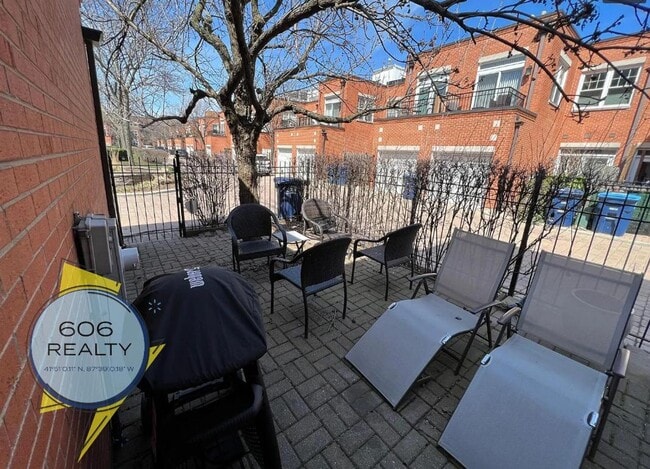 Building Photo - Beautiful, Single Family Townhome, Great L...