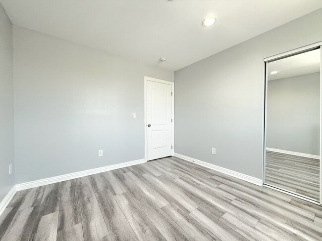 Building Photo - 320 E 55th St