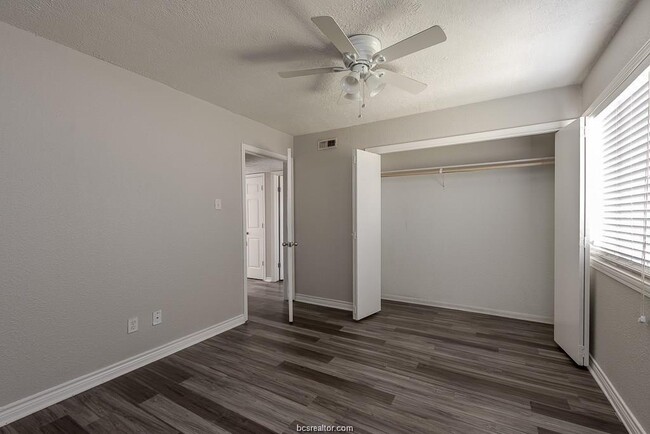 Building Photo - 804 Oran Cir