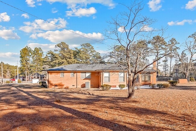 Building Photo - 3bd/2ba Ranch Style Nest In Fayetteville
