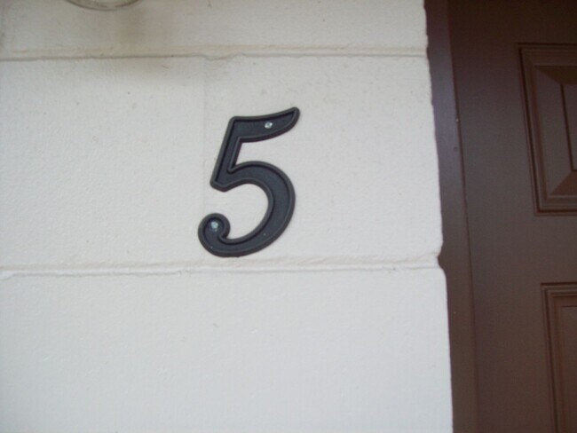 Building Photo - 825 SE 9th St