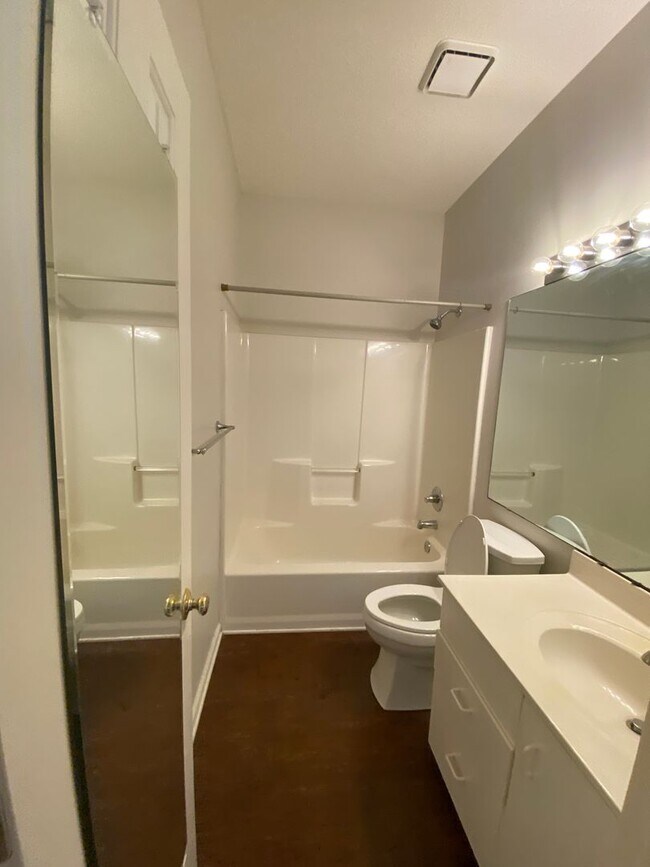 Building Photo - 3 miles to Wrightsville Beach! 1 Block fro...