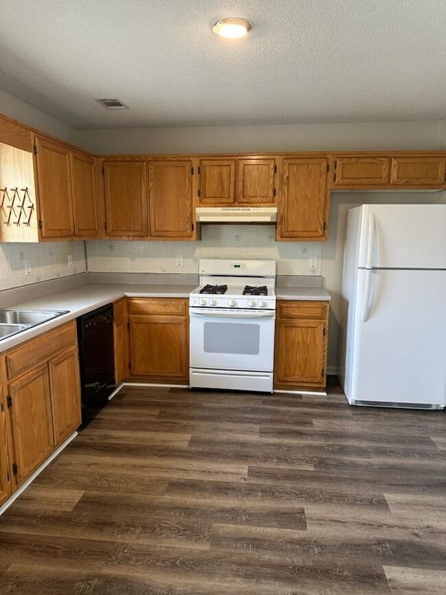 Building Photo - 7082 Oakwood Cir