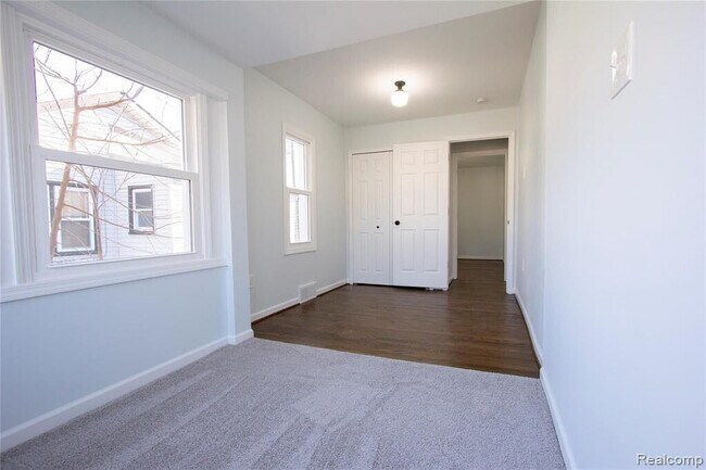 Building Photo - 1308 E Milton Ave