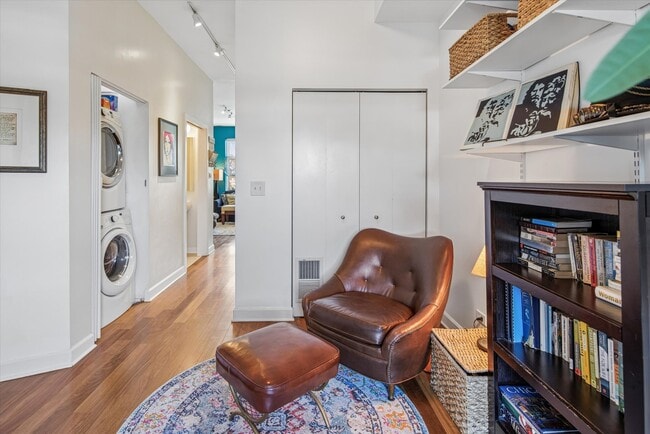 Building Photo - 3741 N Wolcott Ave