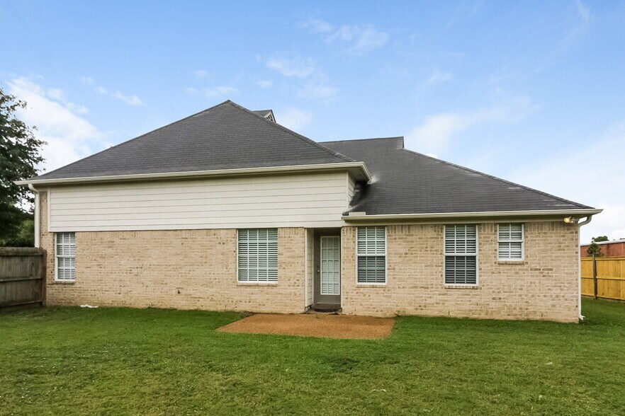 Building Photo - 8280 Dexter Ridge Cove E