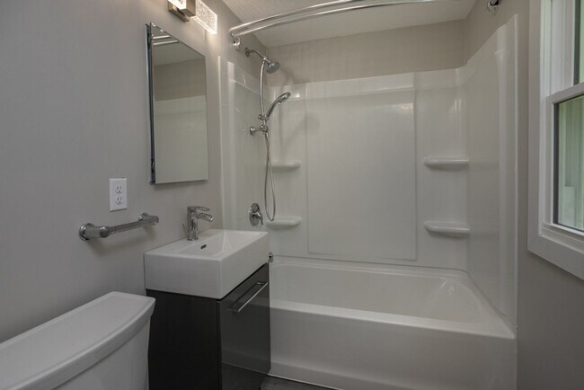 Building Photo - 8 18th Ave SW
