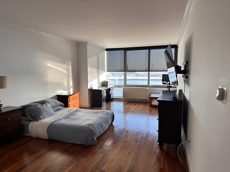 Building Photo - 25 Hudson St