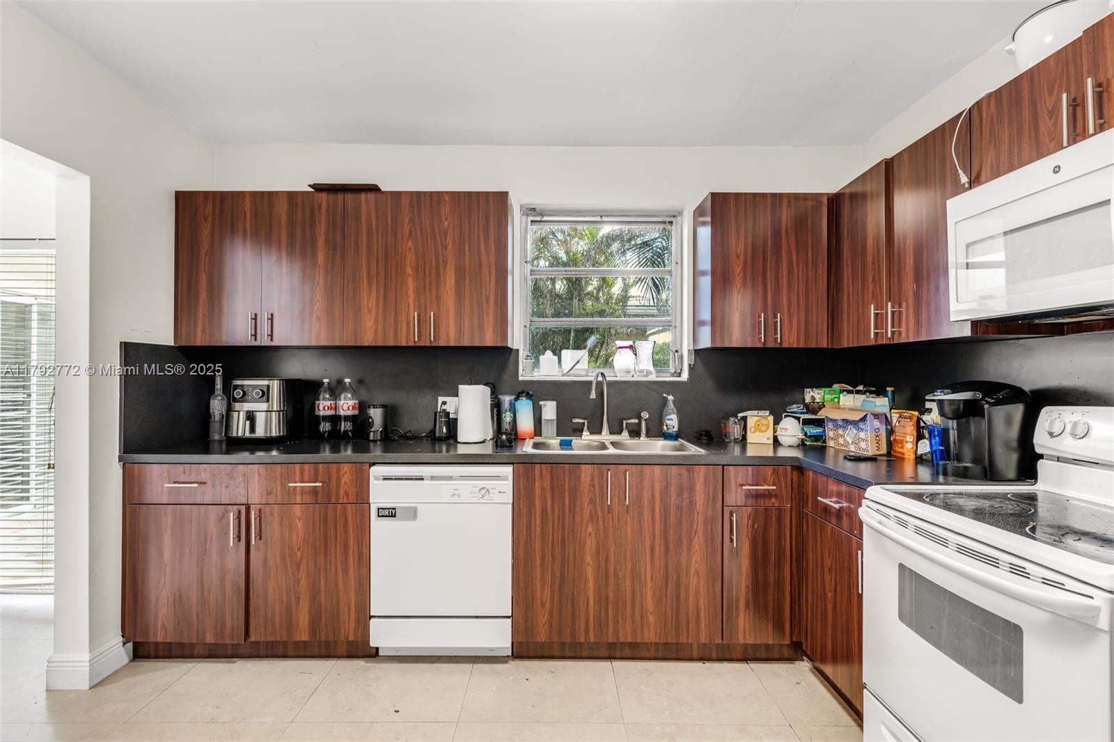 Building Photo - 1130 Cotorro Ave