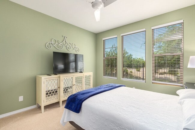 Building Photo - Gorgeous 2 bedroom / 2 bath townhome locat...