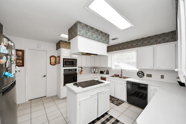 Building Photo - 17 Winged Foot Dr