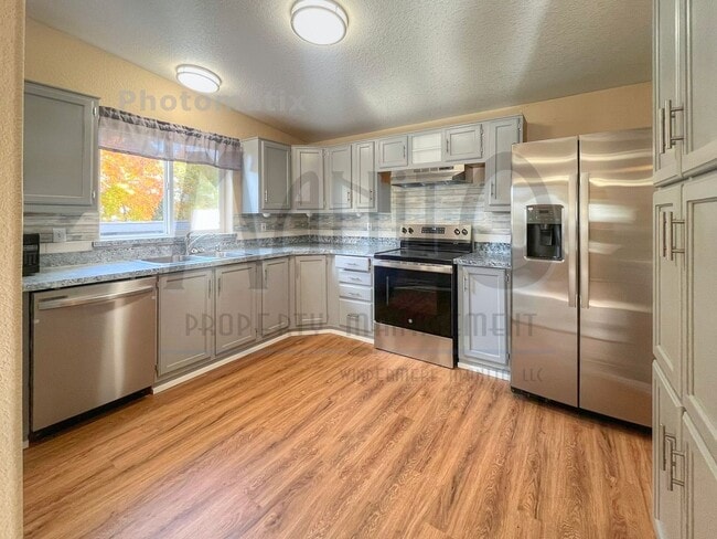 Building Photo - Spacious Modern 2 Bedroom Home