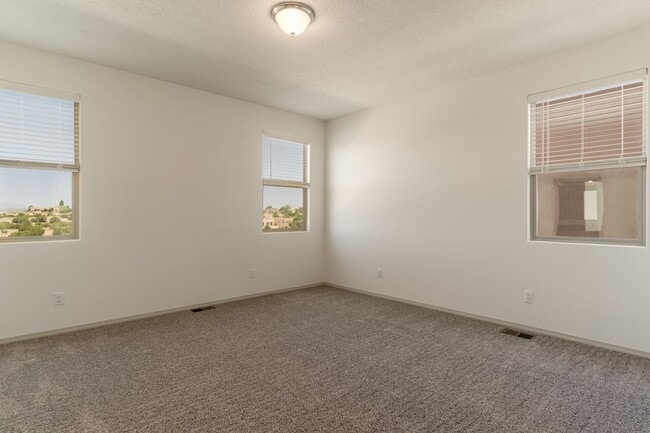 Building Photo - 3 Bedroom Santa Fe Townhouse