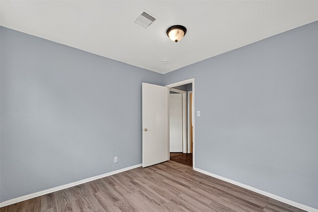 Building Photo - 10106 Sierra Dr