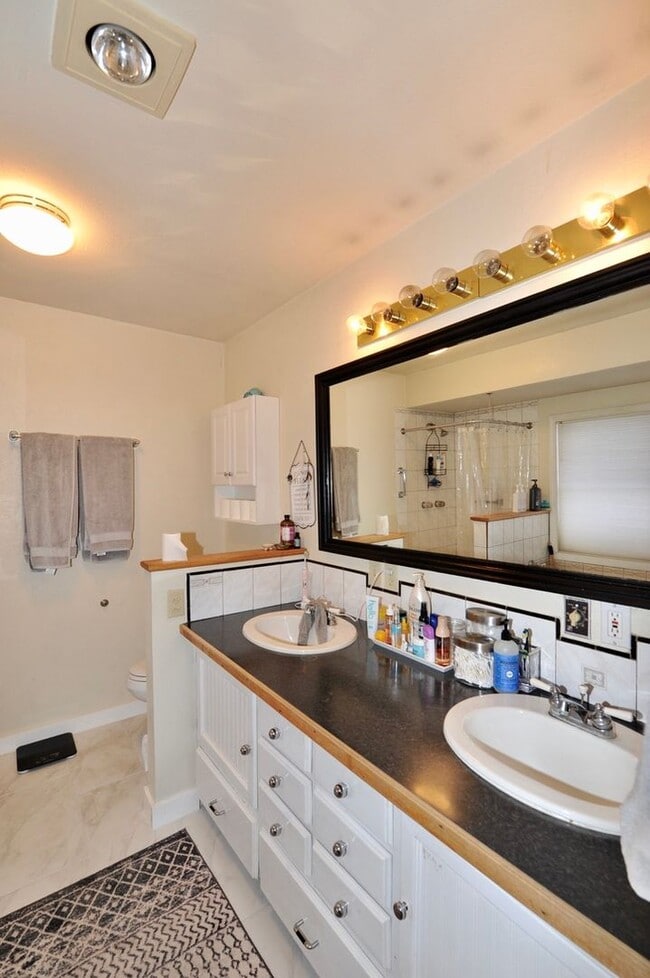 Building Photo - Fairway Golf Course 3 bed 3 bath with basement