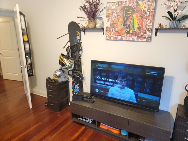 Building Photo - 7627 N Greenview Ave