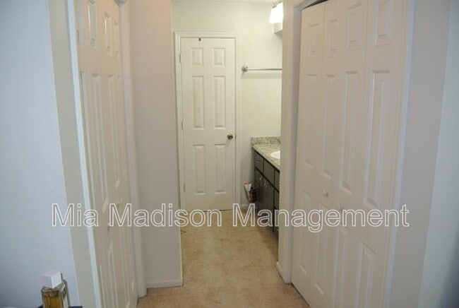 Building Photo - 138 Holland Park Cir