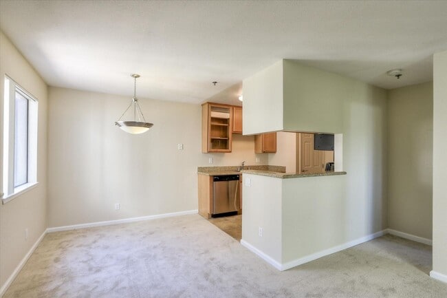 Building Photo - 880 E Fremont Ave