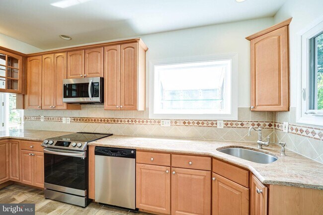 Building Photo - 6207 Woodland Lake Dr