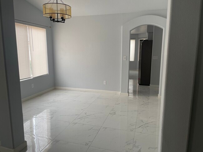 Building Photo - 2318 E Topeka Dr