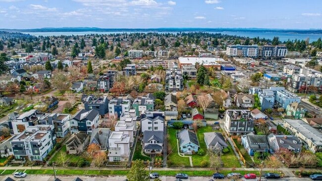 Building Photo - Stunning Modern Air-Conditioned Townhome in Coveted Whittier Heights