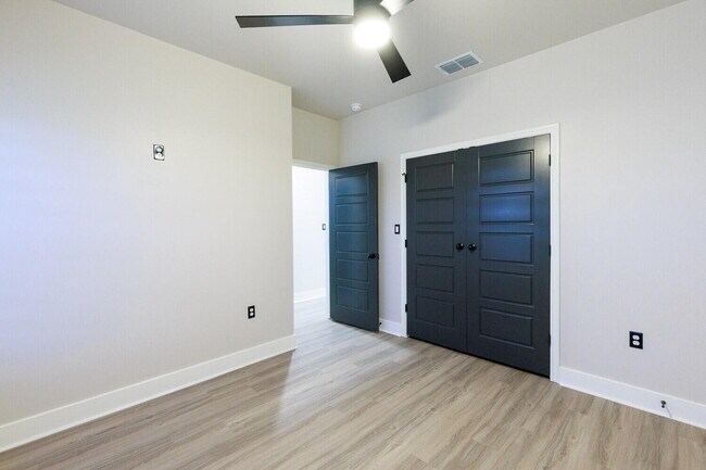 Building Photo - 5825 Grinnell St