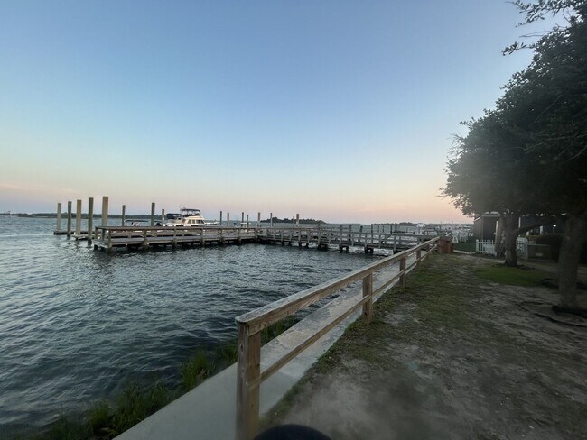 Building Photo - Quaint Swansboro Ranch Home