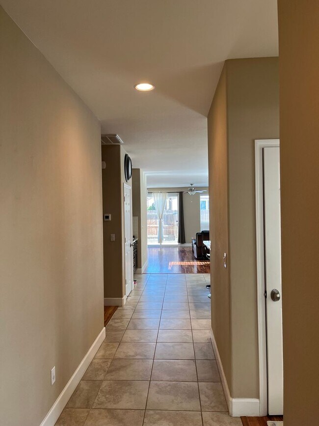 Building Photo - 2487 N Mountainside Dr