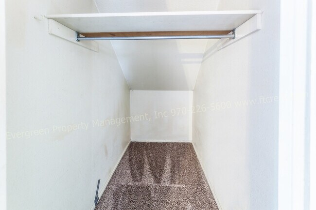 Building Photo - 915/917 Camelot Ct