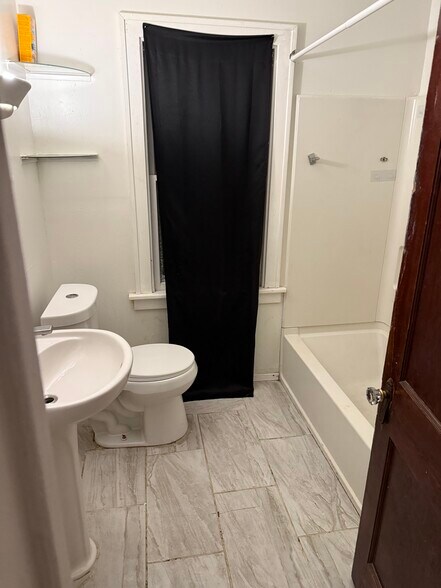 Building Photo - 470 Winspear Ave