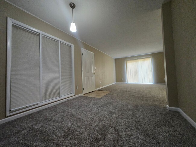 Building Photo - 2 bedroom, 2 bath/1st Floor Unit in Hawthorne Reserve