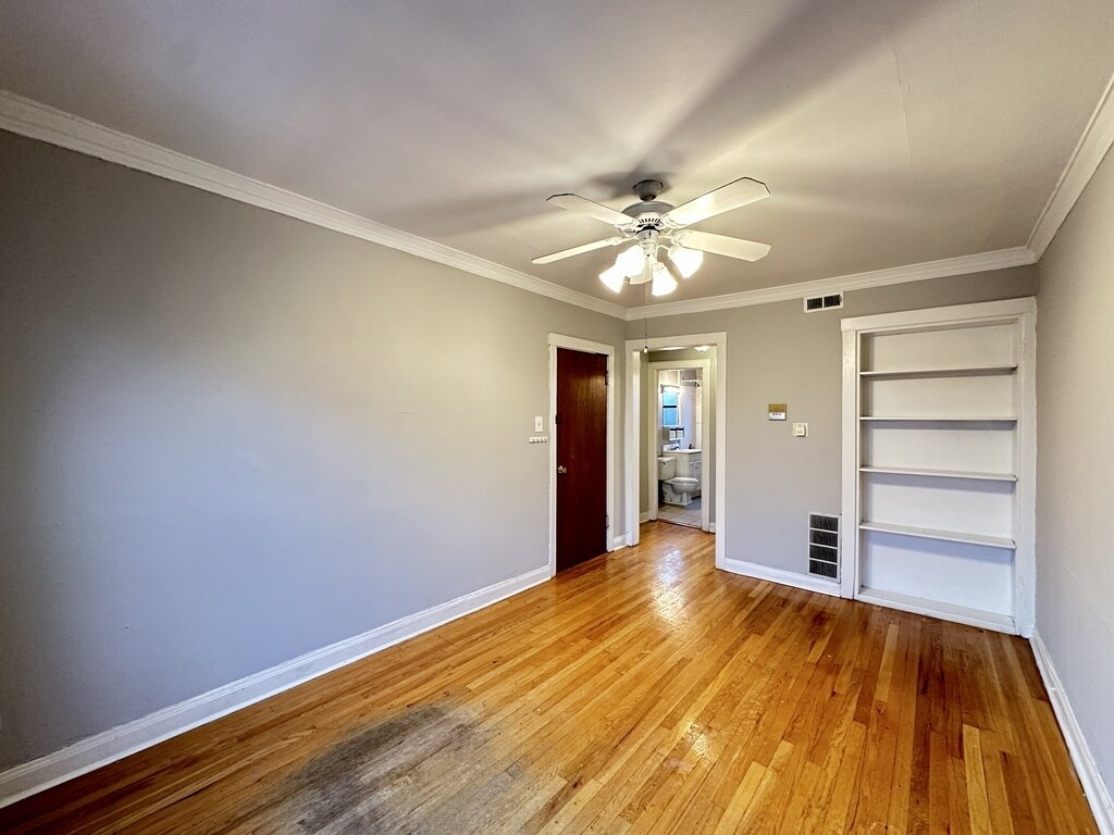 Building Photo - 3007 N Racine Ave