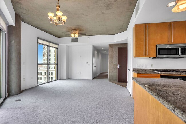 Building Photo - Gorgeous downtown unit! Views from every room!
