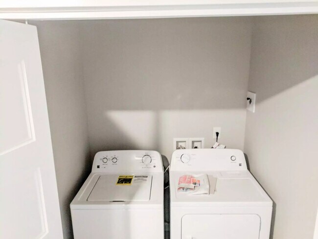 Building Photo - 8300 SE Flavel St