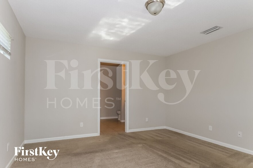 Building Photo - 664 SW Backert Ave