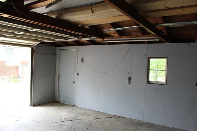 Building Photo - Available Now-- 3 Bedroom, 1 Bathroom Home...