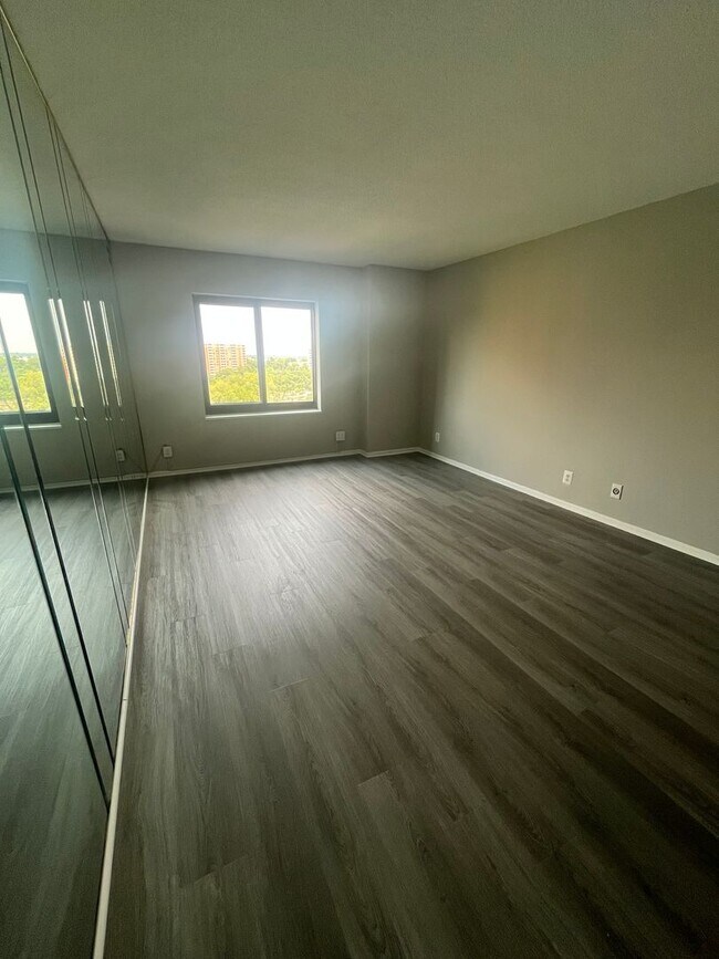 Building Photo - 307 Yoakum Pkwy