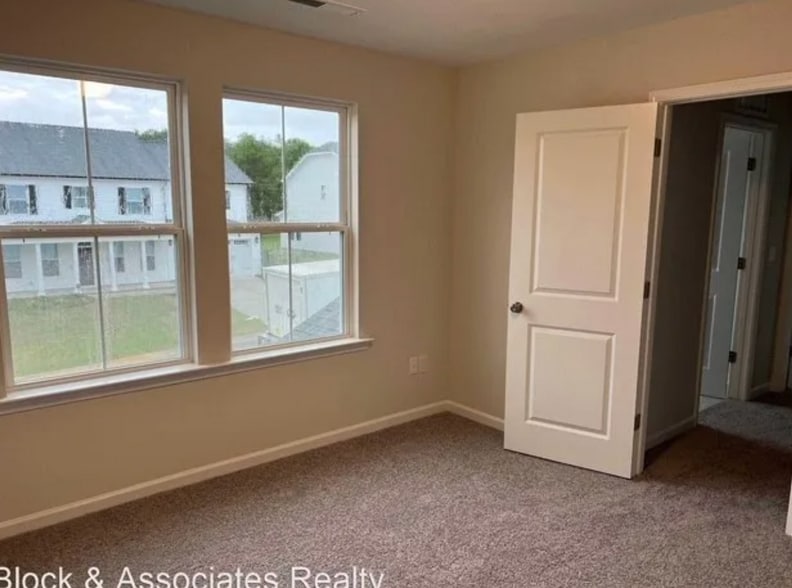 Building Photo - Room in House on Hopper Cir