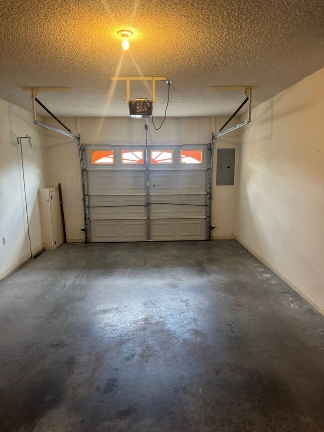 Building Photo - Awesome Townhouse of JOHN B DENNIS HIGWAY in the heart of Kingsport