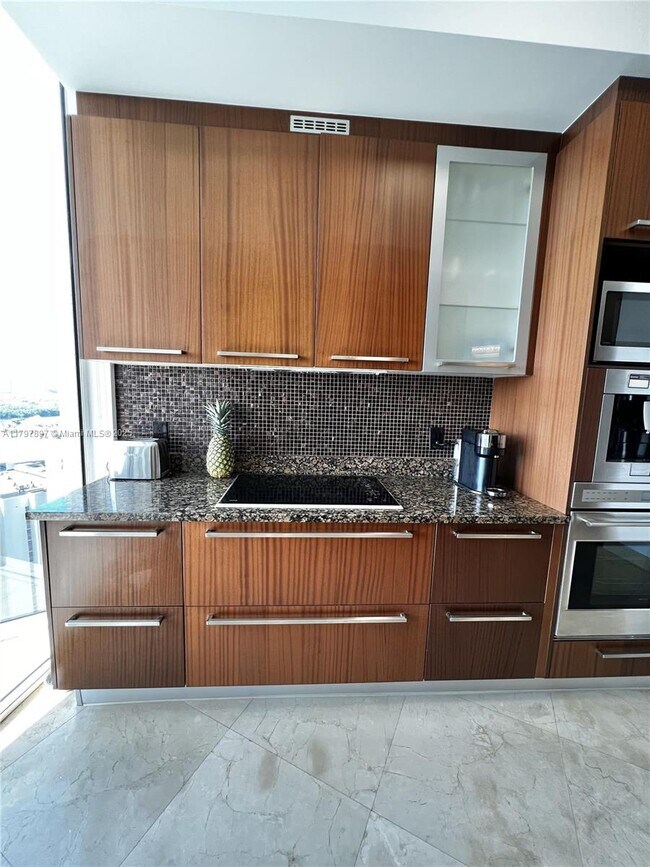 Building Photo - 15901 Collins Ave