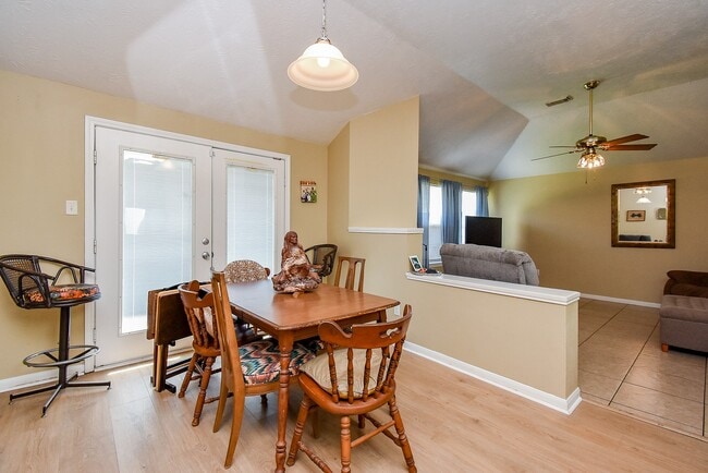 Building Photo - 14915 Willow Hearth Dr