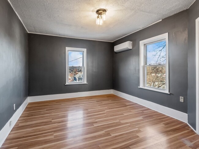 Building Photo - 52 Moran St