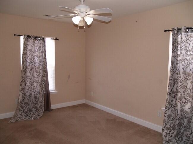 Building Photo - 142 Silverspring Pl
