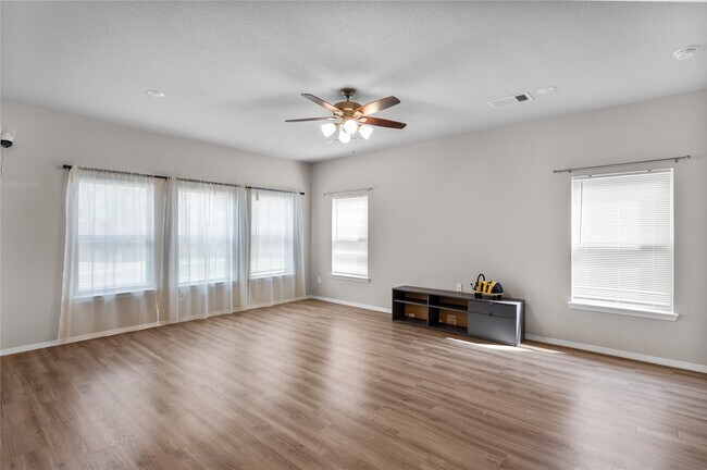 Building Photo - 707 Long Cedar Dr