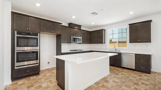 Building Photo - Energy Efficient Spacious 4BR House in Redlands